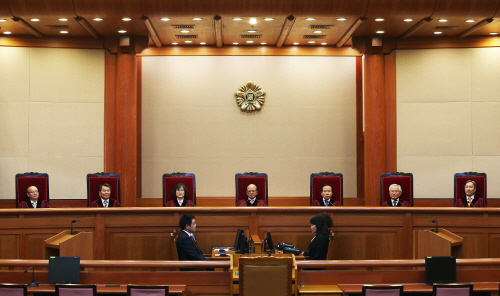 헌재, 형사재판 받는 피고인 출국금지 합헌 결정 - 아시아투데이