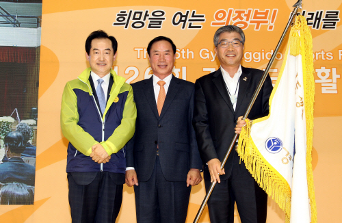 폐회식에서 이원성 경기도생활체육회장이 안병용 의정부시장으