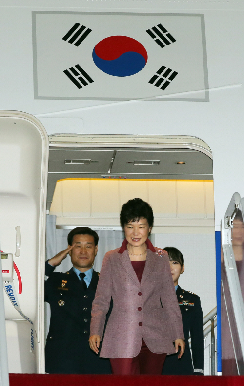 방미 일정 마친 박 대통령 귀국