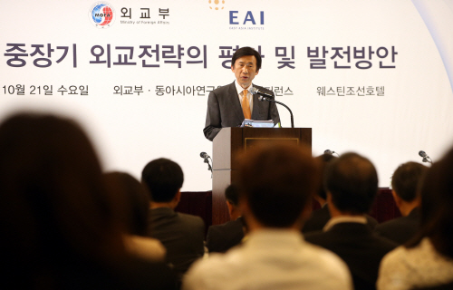 외교정책 성과와 과제 설명하는 윤병세 외교장관