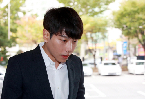 선고공판 출석하는 가수 박효신<YONHAP NO-1062>