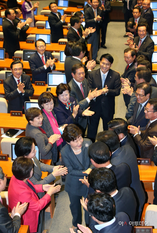 [포토] 기립박수 받는 박근혜 대통령