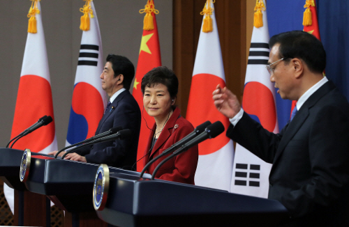 <한일중 정상회의> 리커창 총리 발언 경청하는 박 대통령