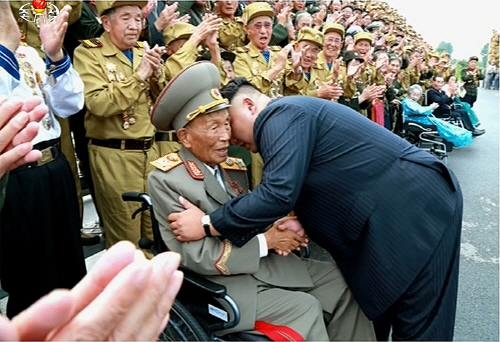 북한 김정은, 전국노병대회 참가자들과 기념사진