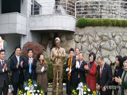 창원시립마산문신미술관, 조각가 문신 동상 제막식 개최