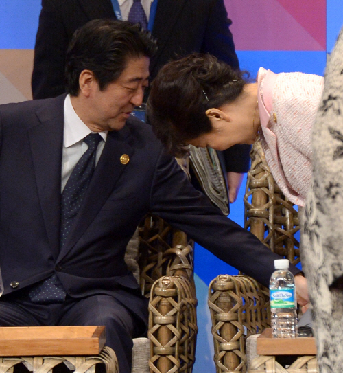 자리에 앉는 박 대통령과 아베 일본 총리