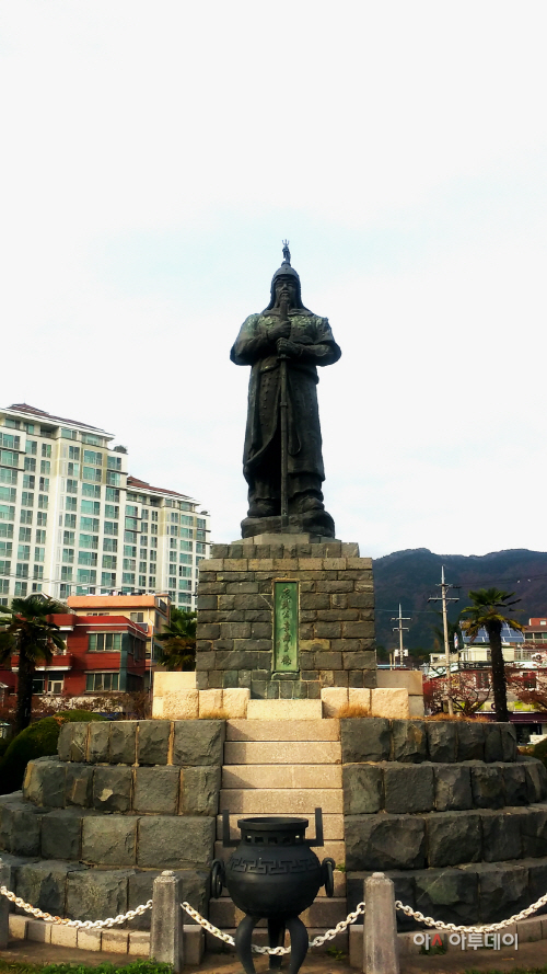 진해 충무공 이순신 동상