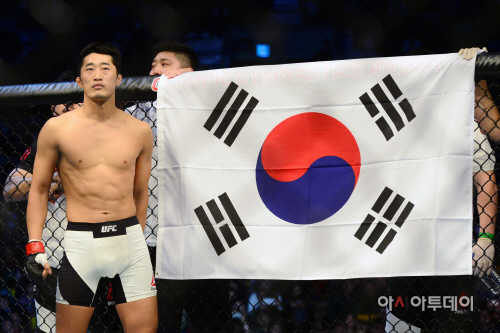 [포토]김동현 'UFC 서울에서 승리 태극기와 함께'