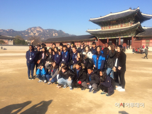 20151209 영국 중학생 교류학습_2(경복궁 관람 단체사진)