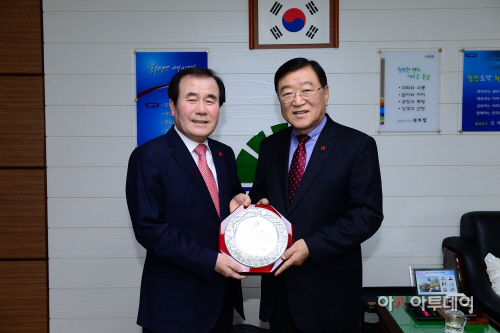 (10일) 김석환 홍성군수감사패 받아 1