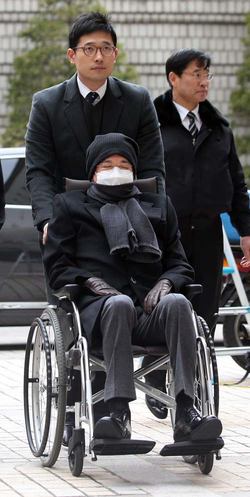 법원 들어서는 이재현 CJ회장<YONHAP NO-1277>