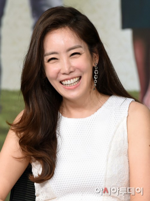 ‘내년 3월 결혼’ 배우 김정은 집안 “어머니 이모 모두 미스코리아 출신” - 아시아투데이 ‘내년 3월 결혼’ 배우 김정은 집안 “어머니 이모... 
