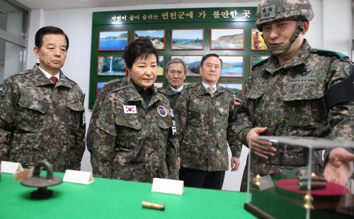 북한 포격 탄환 보는 박 대통령