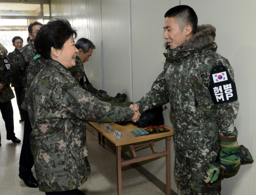 장병 격려하는 박 대통령