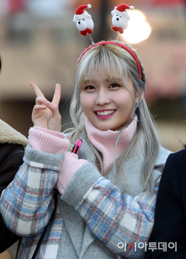 [포토]트와이스 모모 ‘살인애교에 남심 사르르’ (뮤직뱅크 출근길) - 아시아투데이