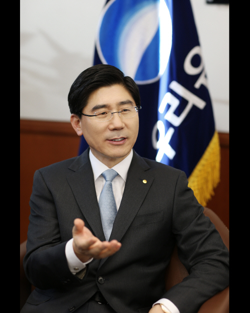 이광구은행장님 인터뷰사진