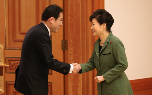 <위안부 타결> 일본 외무상과 인사하는 박 대통령