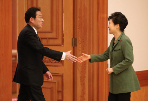 <위안부 타결> 일본 외무상과 인사하는 박 대통령