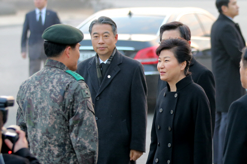 수도방위사령관과 대화하는 박 대통령