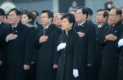 국기에 대한 경례하는 박 대통령