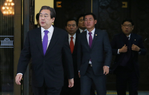 본회의장 나서는 김무성 대표