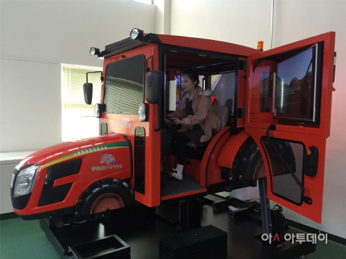 트랙터 시뮬레이터 활용 안전운전 교육