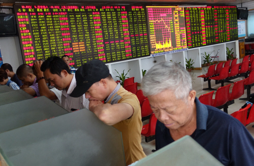 **CHINA-STOCKS-DROP (CN) <YONHAP NO-3195> (XINHUA)
