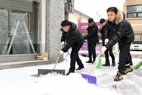 제2부시장, 공무원들과 제설작업 ‘구슬땀’