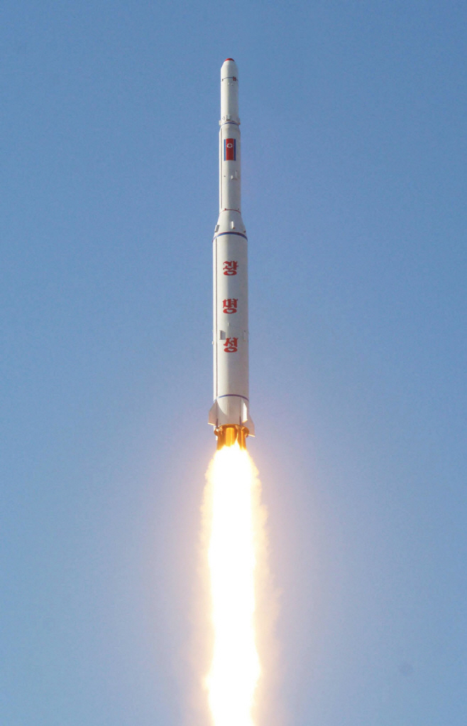 <北미사일 발사> 공중으로 치솟는 로켓<YONHAP NO-1387>