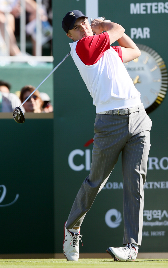 티샷하는 조던 스피스