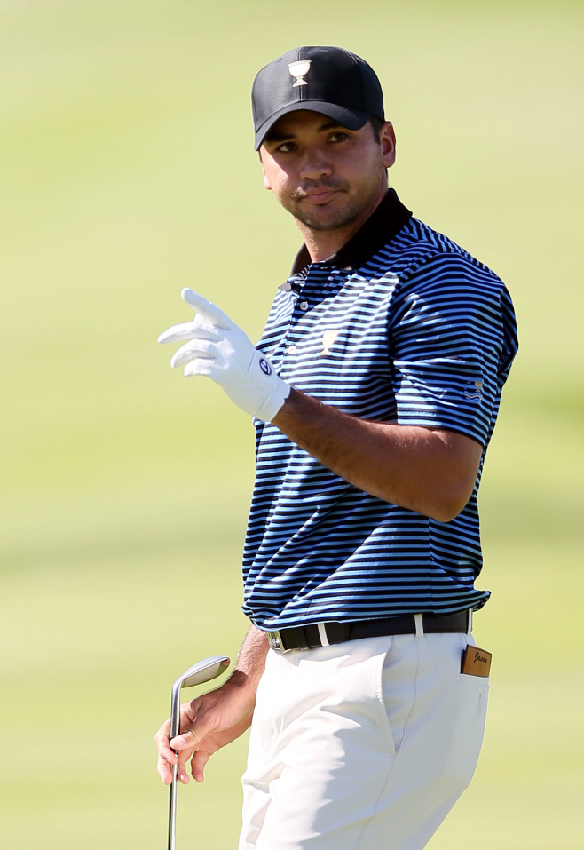 갤러리에게 인사하는 제이슨 데이