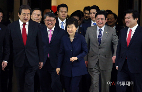 [포토] 새누리당 의원들과 본회의장 나서는  박근혜 대통령