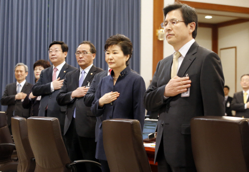 국기에 대한 경례하는 박 대통령과 국무위원들