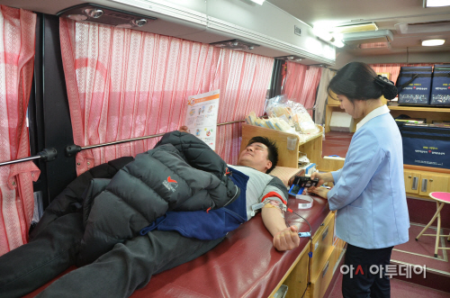 헌혈중인 경찰관