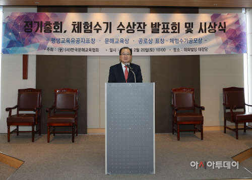 0221 수상소감을 발표하는 이석화 군수