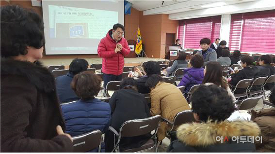 농업기술센터에서 여성농업정책을 설명하는 정진석 후보