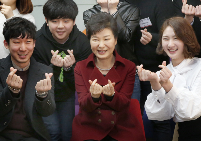 센터지원 수혜학생들과 기념촬영하는  박 대통령