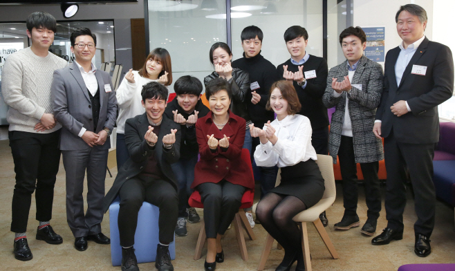 센터지원 수혜학생들과 기념촬영하는 박 대통령