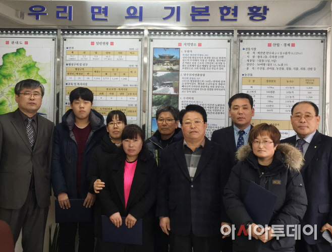 외산장학회 장학생에게 장학금 수여 장면