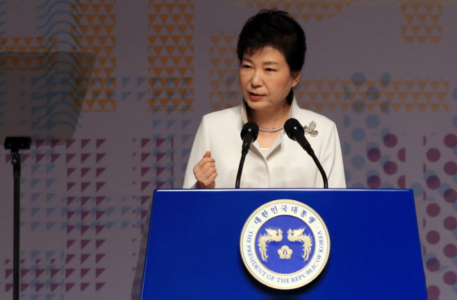 박근혜 대통령, 강한 어조로 기념사