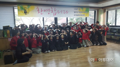 공연후 위안부 할머님에게 사랑과 감사의 뜻 전하는 합창단