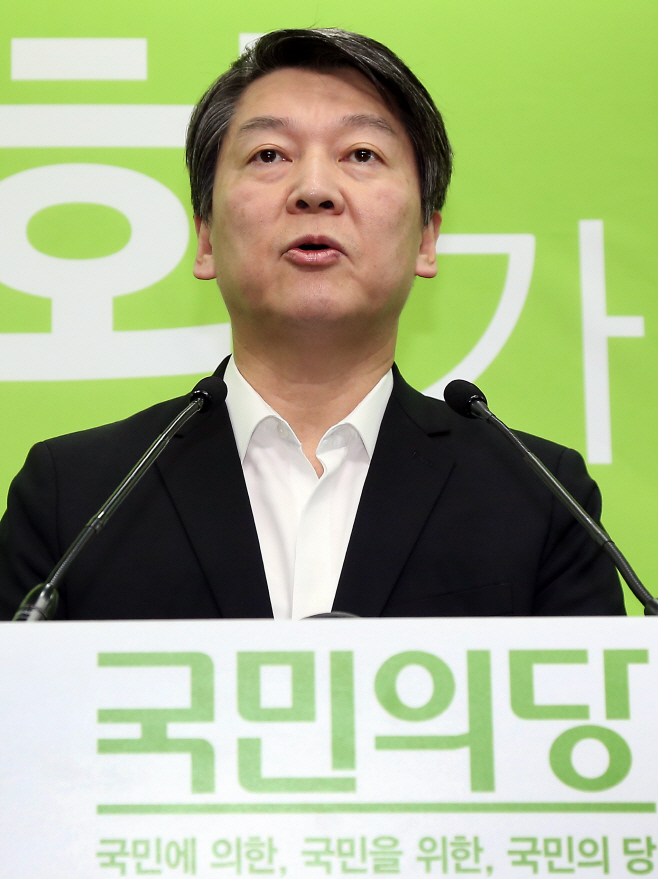 기자회견하는 안철수 공동대표