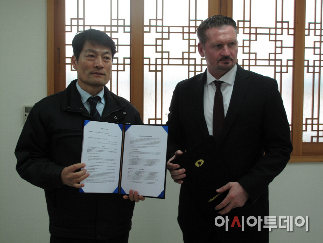MOU 사진