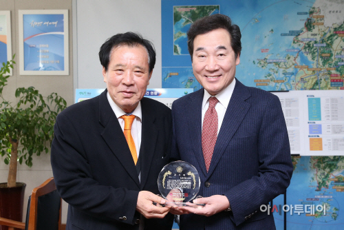 이낙연지사 감사패 받다