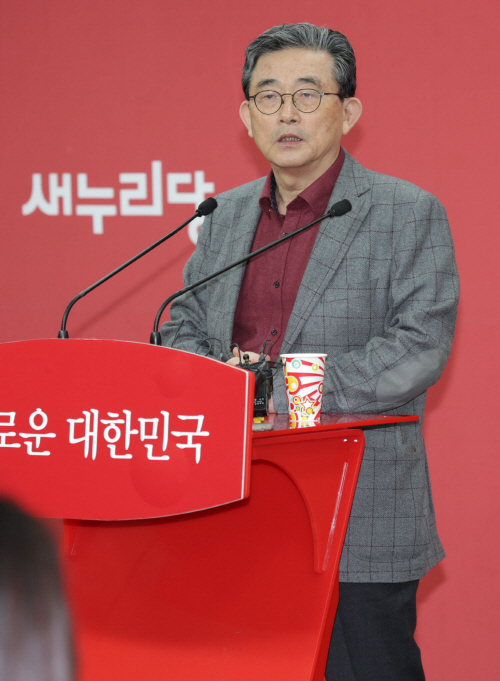 브리핑하는 이한구 위원장