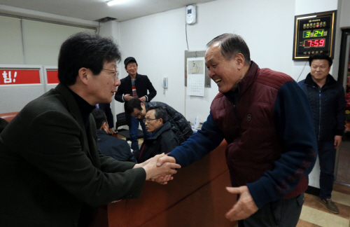 무소속 당선 지역구 원로 찾아 조언