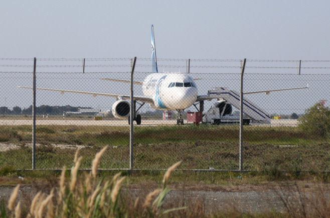 CYPRUS-EGYPT-HIJACK-PASSENGERS <YONHAP NO-2391> (AFP)