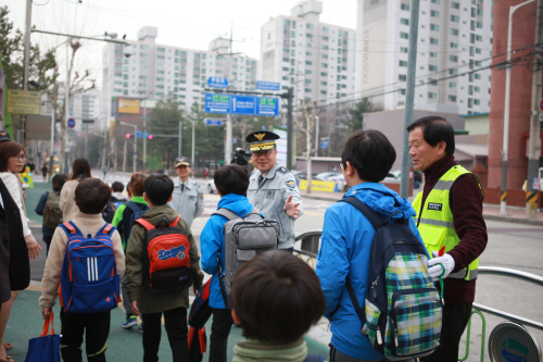 서범수 경기북부지방경찰청장이 29일 오전 8시30분 등교하는 어
