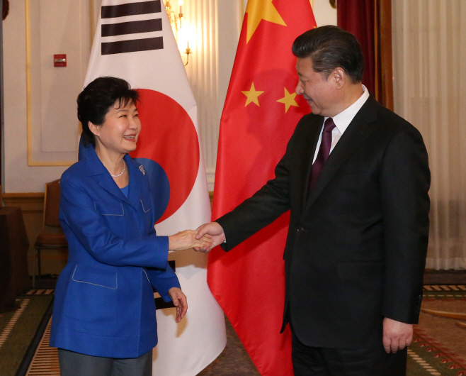 악수하는 박근혜 대통령과 시진핑 주석