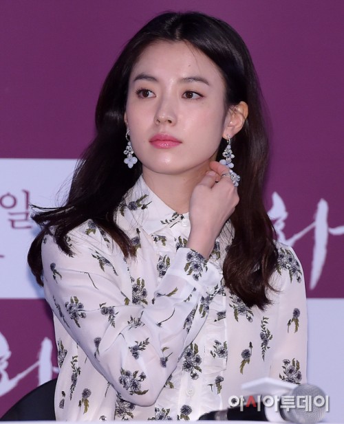 与智慧艰巨的郑素律和好姐妹徐妍熙以及作曲家金允宇之间的爱情故事